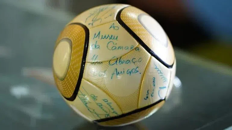 17 anos de prisão para homem acusado de roubar bola assinada por Neymar