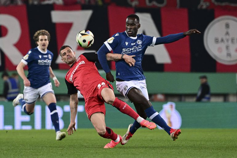 Xhaka discute com adeptos após eliminação do Bayer Leverkusen (vídeo)