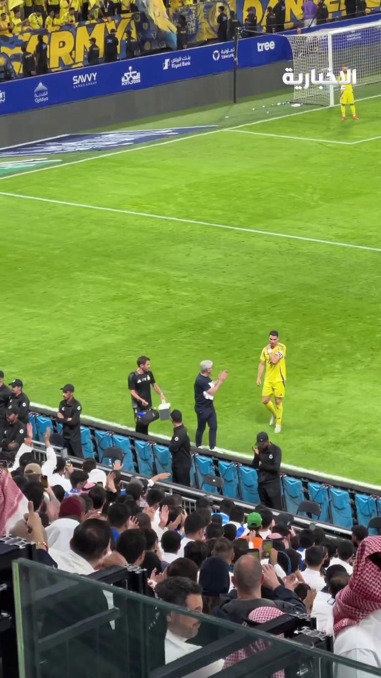 Cristiano Ronaldo aplaudido pelos adeptos do Al Hilal