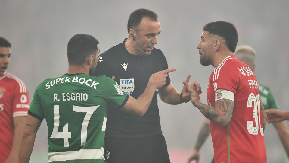 O arbitro Joao Pinheiro, Ricardo Esgaio (esq) e Otamendi no Benfica - Sporting, jogo da 2 Mao da Meia Final da TACA DE PORTUGAL 2023/2024. Estadio da Luz, em Lisboa. Terca, 2 de Abril de 2024.