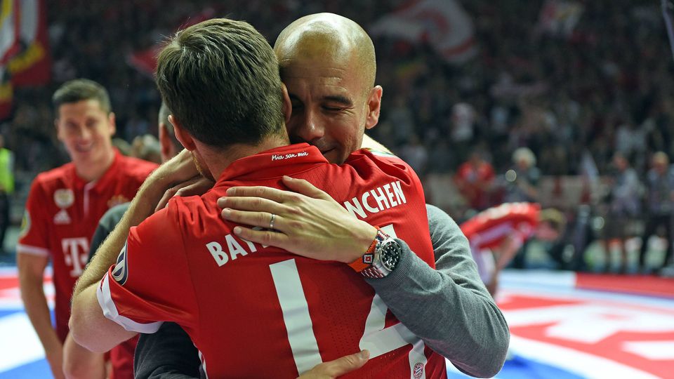 Pep Guardiola a abraçar Xabi Alonso, após a conquista da Bundesliga pelo Bayern