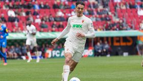 Lateral-esquerdo do Augsburgo volta a ser associado ao Benfica