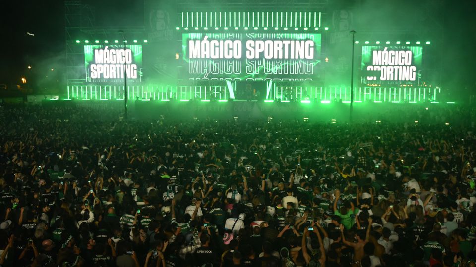 A festa dos sportinguistas no Marquês de Pombal, em Lisboa, após a conquista do bicampeonato, a 17 de maio de 2025. FOTO MIGUEL NUNES