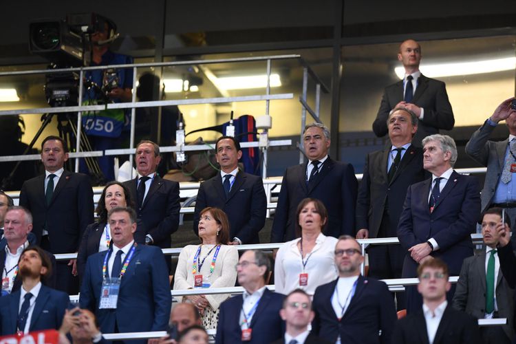 Pedro Proença e Luís Montenegro a assistirem ao jogo de Portugal e a cantarem A Portuguesa (Foto: Miguel Nunes)