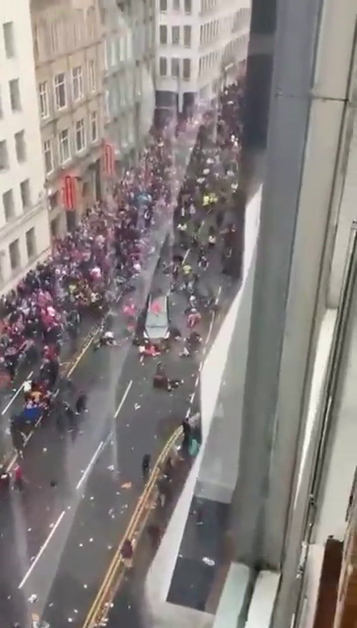 Homem lança carro contra adeptos na parada do título do Liverpool