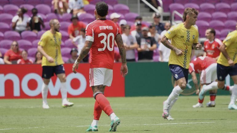 Jogadores do Auckland pedem afastamento do treinador por este não conhecer... Otamendi
