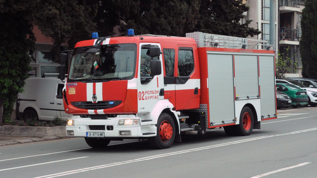 Голям пожар избухна в Поморие близо до хотелски комплекс