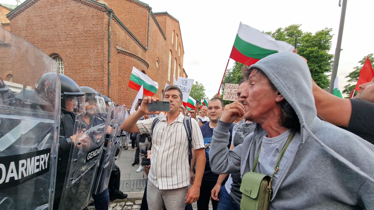 Протестиращите в защита на българския лев достигнаха Дома на Европа, жандармерията направи кордон пред сградата