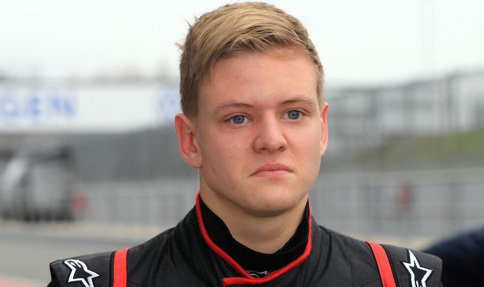 Mick_Schumacher_portret_kombineza_april15