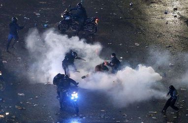 Video: Buenos Aires v slzách, premenil sa na bojovú zónu