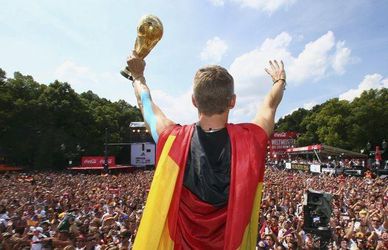 Neznámy hráč poškodil trofej šampióna