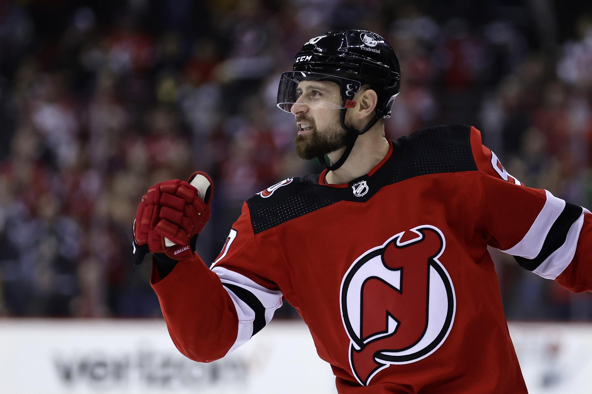 Útočník New Jersey Devils Tomáš Tatar sa teší z gólu.