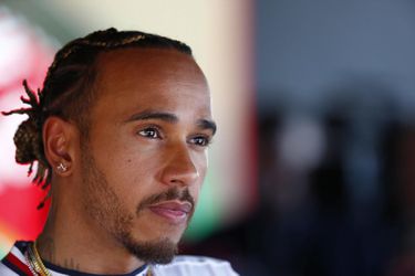Rasisticky urazil Lewisa Hamiltona. Bývalý jazdec F1 dostal obrovskú pokutu