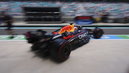 Vyviazol iba s napomenutím. Stevardi už druhý víkend po sebe prižmúrili oko nad Verstappenom