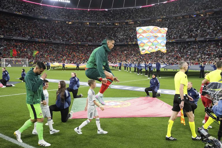 Tragédia počas finále Ligy národov. Pád diváka z osemmetrovej výšky sa skončil smrťou