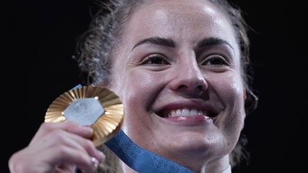 Gesto, ktoré ho vyšlo draho. Otec olympijskej šampiónky pobozkal dobrovoľníčku a skončil vo väzbe