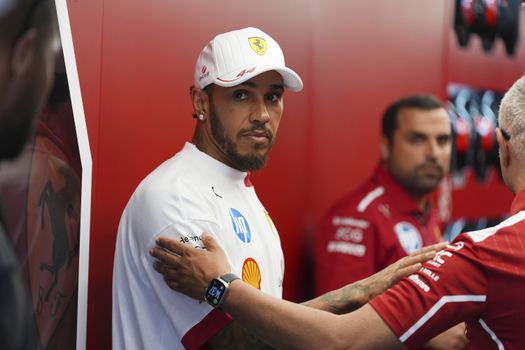 Vo Ferrari je dusno. Hamilton nahlas kritizoval stratégiu vlastného tímu