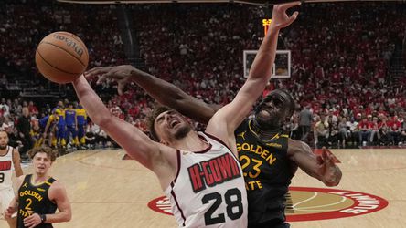 NBA: Siedmy duel v znamení hviezd z Golden State, Cleveland nezvládol vstup do série