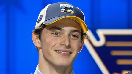 Uvidíme dnes v NHL súboj Dalibor Dvorský vs. Juraj Slafkovský? Tréner St. Louis Blues prehovoril