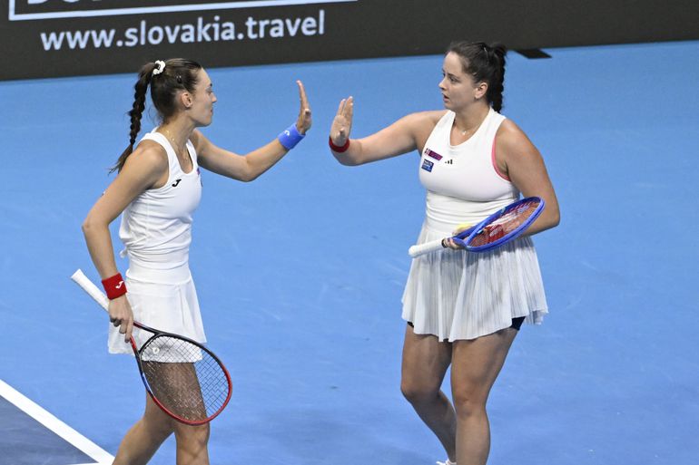 Trojsetová bitka až do noci. Hrunčáková s Mihalíkovou vo štvorhre uhájili čistý štít