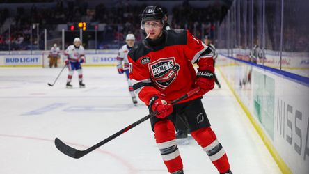 AHL: Šimon Nemec bodoval, Utica trikrát stratila náskok. Chromiak prihrával na víťazný gól, činil sa aj Dvorský