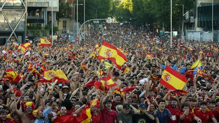 Fiesta v uliciach Madridu. Španielsko oslávilo titul majstrov Európy vo veľkom štýle