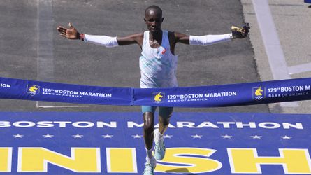 Maratón v Bostone ovládli Keňania John Korir a Sharon Lokediová