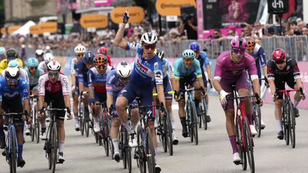 Giro d'Italia: Tim Merlier vyťažil z chaosu a zapísal si triumf. Na čele stále Pogačar