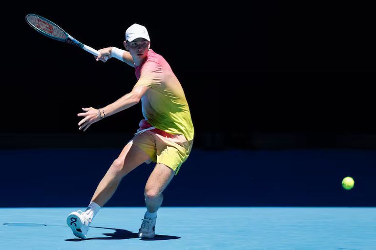 Obúva si Federerove tenisky, už teraz hrá ako on. Henry v Melbourne dokázal, čo Roger nie