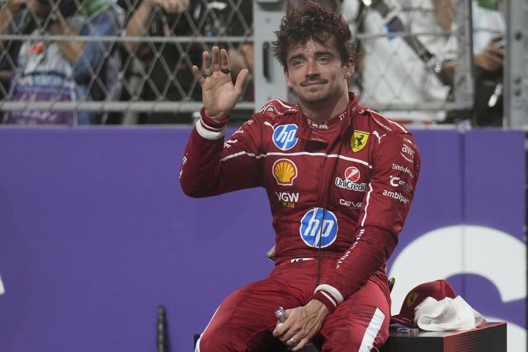 Leclerc je chorý a neprišiel na tlačovku. Ferrari oznámilo, či bude cez víkend na trati