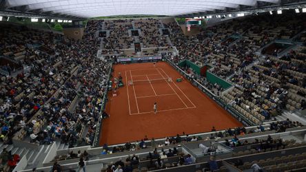 Roland Garros: Organizátori zakázali alkohol na tribúnach. Donútila ich k tomu vypľutá žuvačka