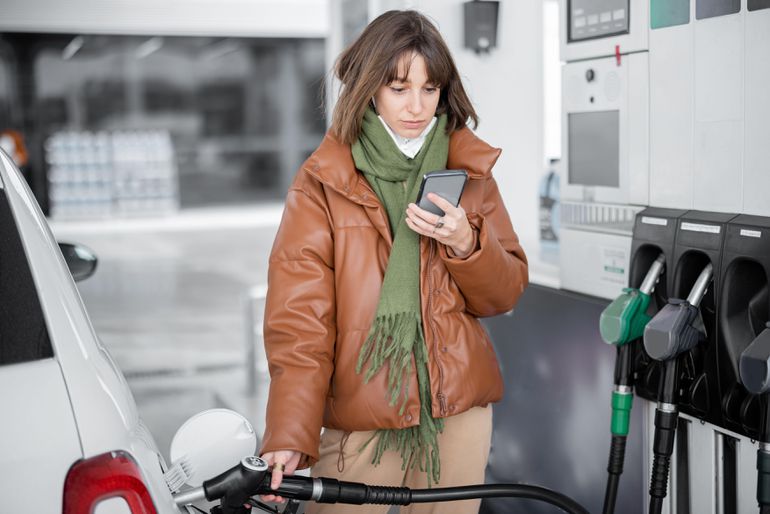 Zašto je zabranjeno i opasno da koristite mobilni telefon na benzinskoj pumpi?