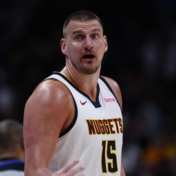 Jokić pokazao srednji prst saigraču! /VIDEO/