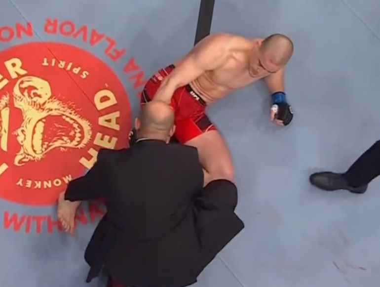 JEZIVA povreda srpskog MMA borca: Kada je pao na zemlju, protivnik se u NEVERICI uhvatio za glavu /VIDEO/