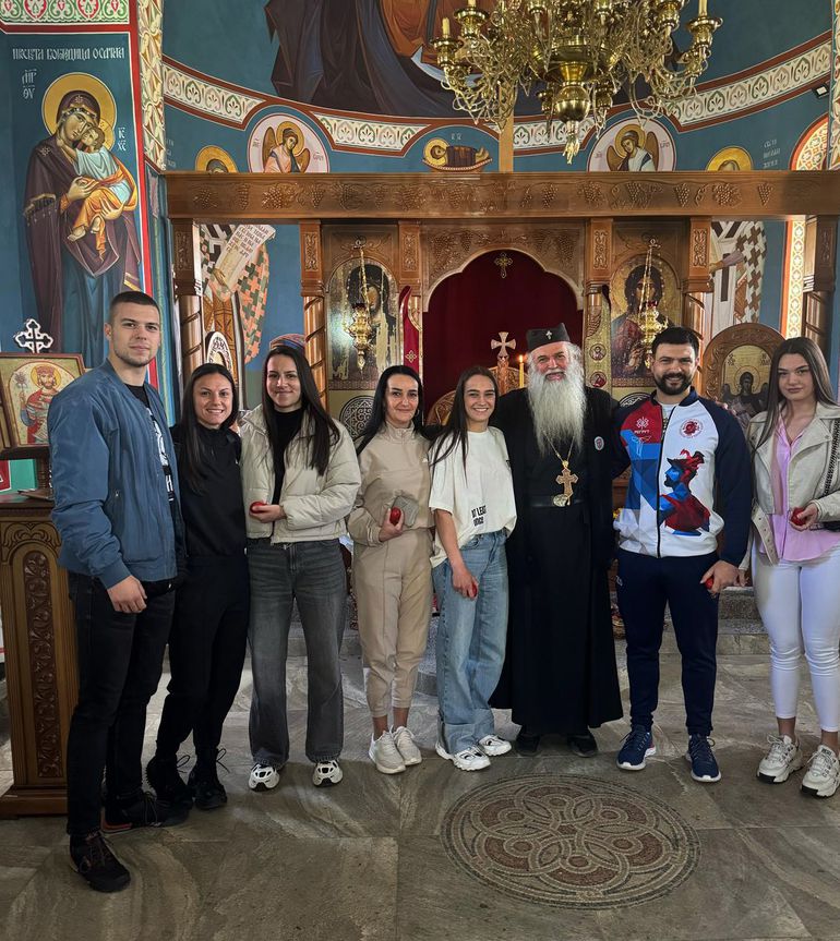 Sara Ćirković posetila manastir Karno pred borbu za svetski pojas